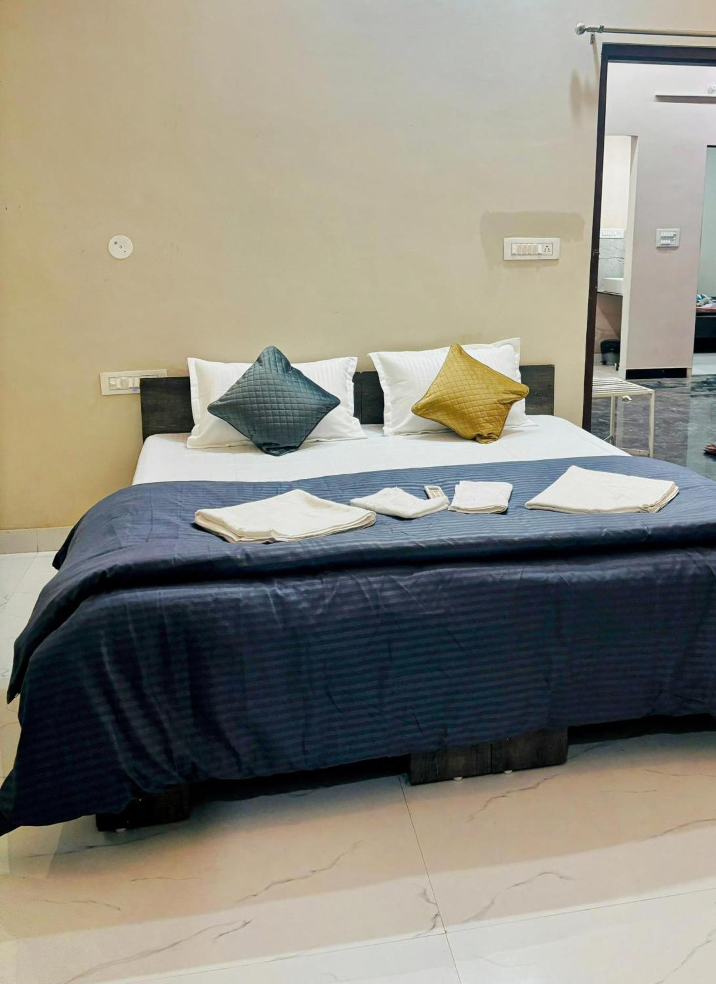 Cozy Near Civil Lines Metro Station